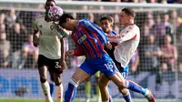 Florian Wirtz dari Liverpool (kanan) dan Daichi Kamada dari Crystal Palace berebut bola, dalam laga Liga Premier Inggris antara Crystal Palace dan Liverpool di Selhurst Park, London selatan, Sabtu, 27 September 2025. (Jonathan Brady/PA via AP)