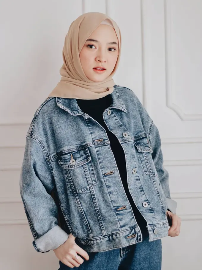 FOTO: Gaya Nissa Sabyan saat Pakai Jaket Jeans, Menawan