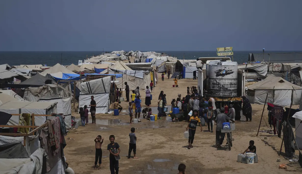Pemerintah setempat mengatakan kondisi krisis ini karena hancurnya pipa-pipa utama akibat perang sehingga merusak jaringan distribusi air di Gaza. (AP Photo/Abdel Kareem Hana)