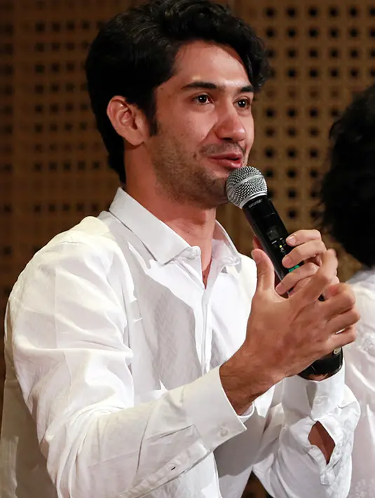  Reza tak bisa menyalahkan penonton atau siapapun. "Mau salahin penonton juga susah. Mereka punya hak untuk menonton. Mereka bayar untuk menonton film yang disuka," tandas Reza Rahadian. (Deki Prayoga/Bintang.com)