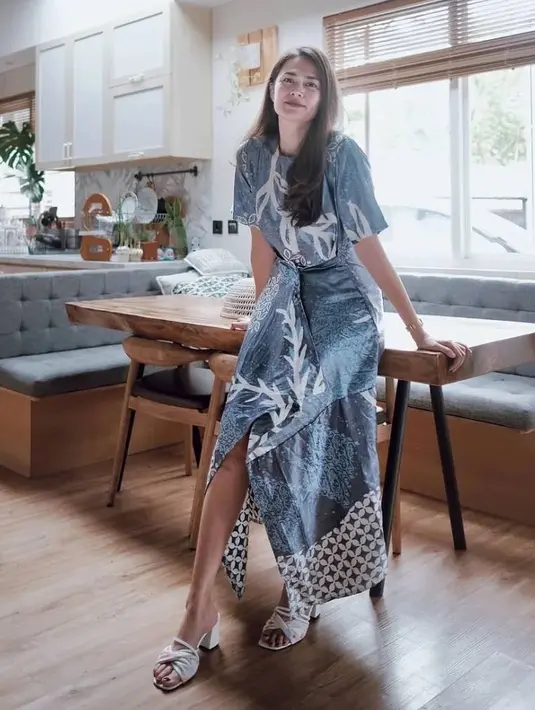 Sabai Morscheck mengenakan asimetris dress dengan kombinasi motif batik kawung di bagian bawahnya.