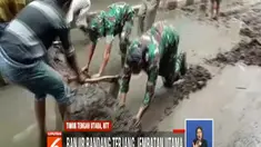 Warga pun bersama aparat TNI bergotong royong membersihkan jalan dan pohon tumbang.