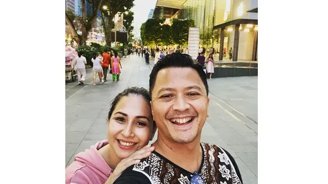 8 Tahun Bersama, Ini 6 Potret Mesra Deswita dan Ferry Maryadi