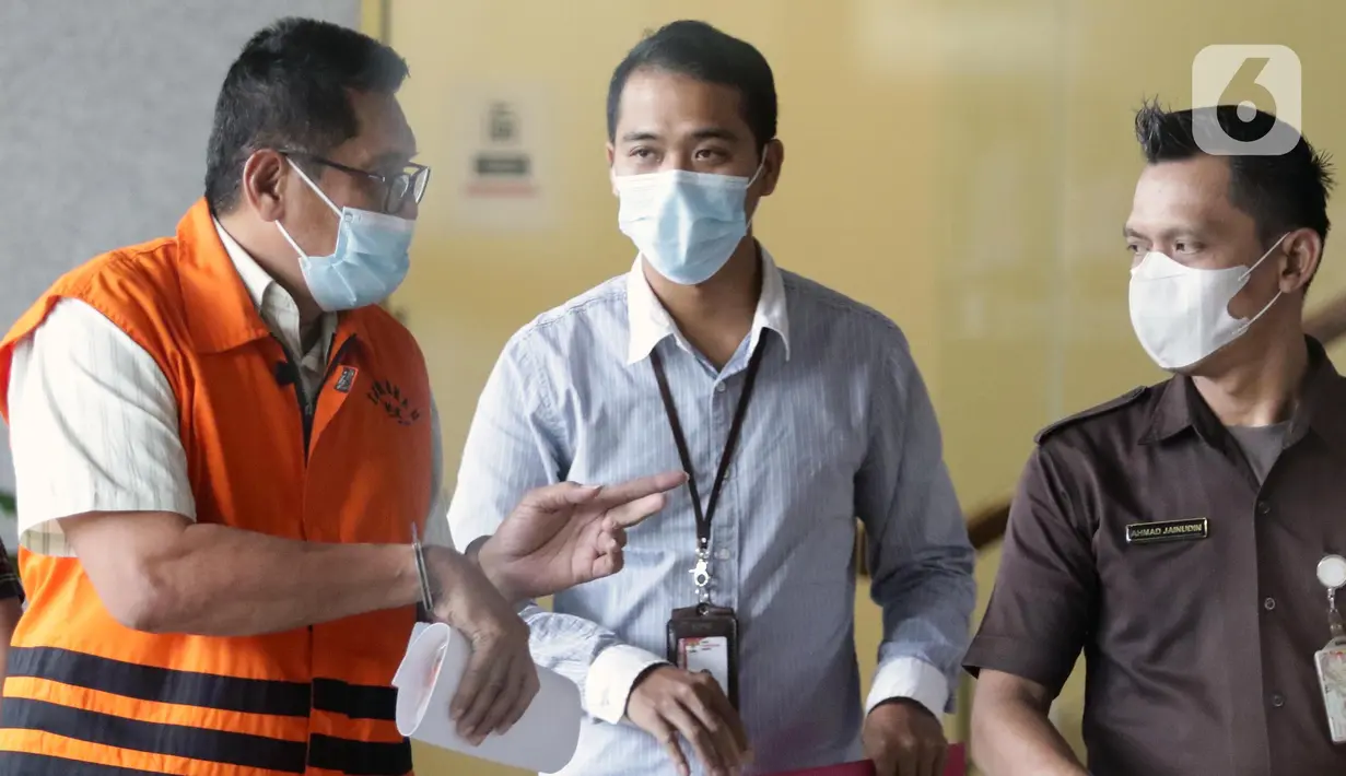 Petugas KPK mengawal Kepala Badan Kepegawaian dan Pengembangan SDM Kabupaten Muna, Sukarman Loke sebelum rilis penahanan tersangka di Gedung KPK, Jakarta, Kamis (23/6/2022). Sukarman Loke resmi mengenakan rompi oranye KPK setelah terjerat kasus korupsi pengajuan dana PEN untuk Kabupaten Kolaka Timur tahun 2021. (Liputan6.com/Helmi Fithriansyah)