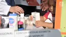 Seorang anak memegang contoh produk kosmetik saat peringatan HUT ke-18 BPOM, Jakarta, Minggu (10/2). Dalam sosialisasi ini BPOM memperkenalkan contoh produk yang memiliki izin atau ilegal serta mengandung zat berbahaya. (Merdeka.com/Iqbal S. Nugroho)