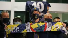 Pesepak bola asal Jerman, Mesut Ozil, menunjukan syal Fenerbahce saat tiba di Bandara Ataturk, Turki, Senin (18/1/2021). Setelah memutuskan hengkang dari Arsenal, Ozil akan memperkuat klub asal Turki, Fenerbahce. (AP Photo)