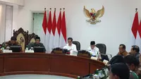 Presiden Joko Widodo atau Jokowi melakukan rapat terbatas bertopik pengembangan pusat data nasional di kantor Presiden, Jakarta. (Foto: Merdeka.com)
