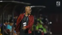 Manajer tim Madura United, Haruna Soemitro meluapkan kekecewaan saat melawan Bhayangkara FC pada lanjutan Go-Jek Liga 1 Indonesia 2018 bersama Bukalapak di Stadion PTIK, Jakarta, Kamis (7/6). Madura United kalah 0-1. (Liputan6.com/Helmi Fithriansyah)