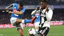 Gelandang Napoli, Allan, melepaskan tendangan saat melawan Juventus pada laga Serie A di Stadion San Paolo, Minggu (3/3). Juventus menang 2-1 atas Napoli. (AP/Cesare Abbate)