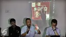 M. Choirul Anam memberikan keterangan saat jumpa pers di kantor LBH, Jakarta, Minggu (30/10). Mereka mendesak Presiden Jokowi segera mengungkap dokumen hasil penyelidikan tim pencari fakta (TPF) kasus pembunuhan munir. (Liputan6.com/Johan Tallo)