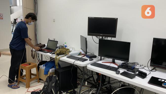 Perangkat broadcast pertandingan esports sedang dipersiapkan. (Liputan6.com/ Yuslianson)