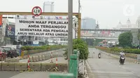 Suasana jalur terowongan atau lintas bawah Senen yang ditutup sementara di Jakarta, Senin (4/5/2020). Penutupan terowongan dari arah Cempaka Putih menuju ke Monas tersebut dilakukan selama 10 hari karena adanya proyek pengerjaan Underpass Senen Extension. (Liputan6.com/Immanuel Antonius)