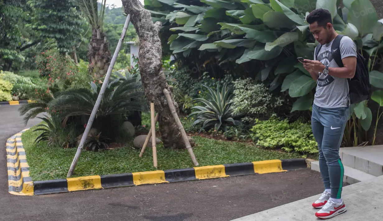 Penyerang Timnas Indonesia, Andik Vermansah, menghubungi keluarga jelang keberangkatan menuju Vietnam di Hotel Lor In, Jawa Barat, Minggu (4/12/2016). (Bola.com/Vitalis Yogi Trisna)