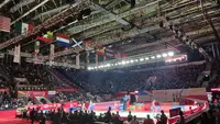 Suasana Istora Gelora Bung Karno selepas setelah percikan api di salah satu langit-langit berhasil dipadamkan. Laga semifinal Indonesia Masters 2024, Sabtu (27/1/2024) pun dlanjutkan. (Bola.com/Hery Kurniawan)