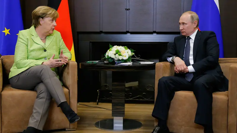 Kanselir Jerman Angela Merkel dan Presiden Rusia Vladimir Putin-AP-20170502