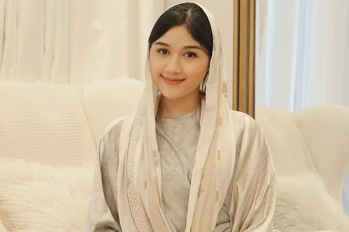 Gaya Erina Gudono yang Teduh Menawan Dibalut Kerudung saat Kajian Ramadan