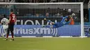 Kiper Manchester United, David De Gea, berusaha menangkap bola saat melawan Real Madrid pada laga ICC 2018 di Miami Gardens, Rabu (1/8/2018). Manchester United menang 2-1 atas Real Madrid. (AP/Brynn Anderson)