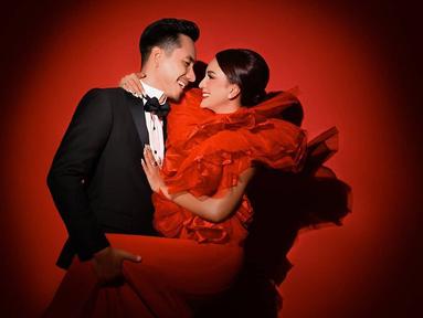 Kerap disebut pasangan idaman, Darius Sinathrya dan Donna Agnesia patut menjadi contoh bagi kalangan selebriti. Menjelang 15 tahun perjalanan rumah tangganya, keduanya kerap tampil bersama saat menjadi presenter olahraga. (Liputan6.com/IG/riomotret)