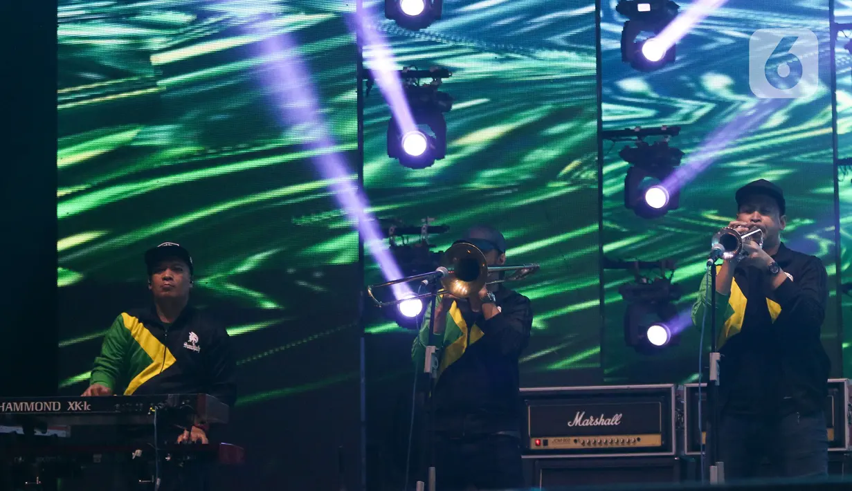 Grup band Souljah beraksi menghibur pengunjung Jakarta Fair atau yang lebih dikenal dengan Pekan Raya Jakarta (PRJ) 2022 di Arena Jakarta International Expo, Kemayoran, Jakarta Pusat, Selasa (21/6/2022). Souljah tampil memukau di panggung utama dengan membawakan lagu booming mereka di antaranya, Bersamamu dan Ku Ingin Kau Mati Saja. (Liputan6.com/Herman Zakharia)