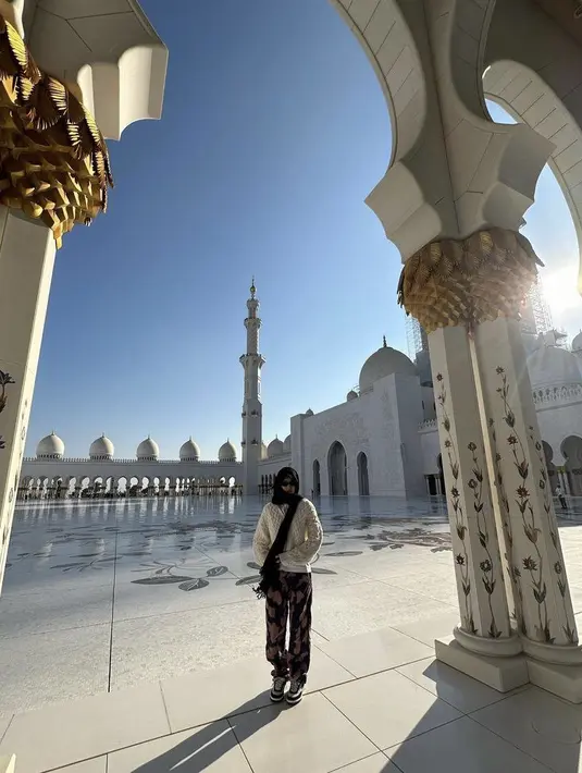 Atasan tersebut dipadukan dengan celana panjang bermotif pink biru dari brand Gramicci seharga Rp2,5 jutaan. (@jennierubyjane)