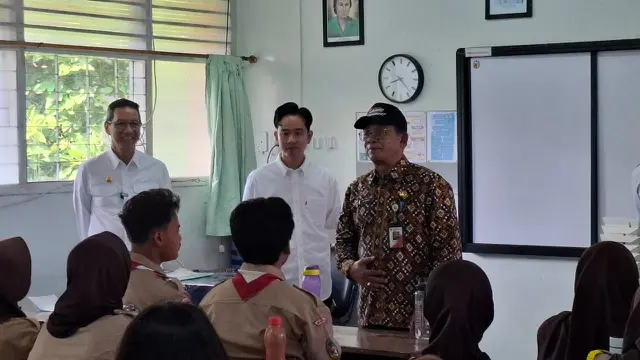 Wakil Presiden (Wapres) Terpilih Pilpres 2024 Gibran Rakabuming Raka, ikut hadir dalam uji coba makan siang bergizi gratis