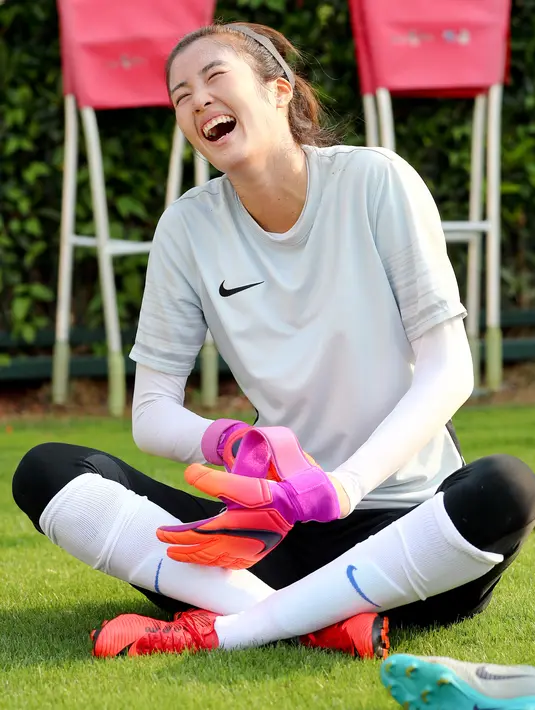 Kiper timnas China, Zhao Lina tertawa saat bersiap mengikuti latihan di Shanghai (15/5). Wanita 26 tahun ini berharap dirinya dapat membantu meningkatkan kompetisi sepak bola wanita di China. (AFP Photo/China Out)