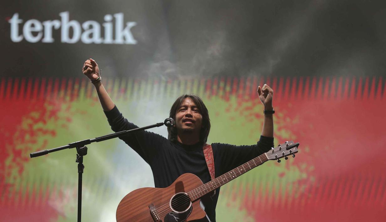 Penulis buku Garis Waktu ini kemudian mengajak penonton untuk lebih santai menikmati sisa malam pertama KLBB 2026. Tampak dalam foto, penyanyi sekaligus penulis asal Bandung, Fiersa Besari saat tampil pada hari pertama gelaran KapanLagi Buka Bareng (KLBB) Festival 2026 di Stadion Madya, Kompleks Gelora Bung Karno, Senayan, Jakarta, Sabtu 28 Februari 2026. (Dok/Kapanlagi Youniverse)