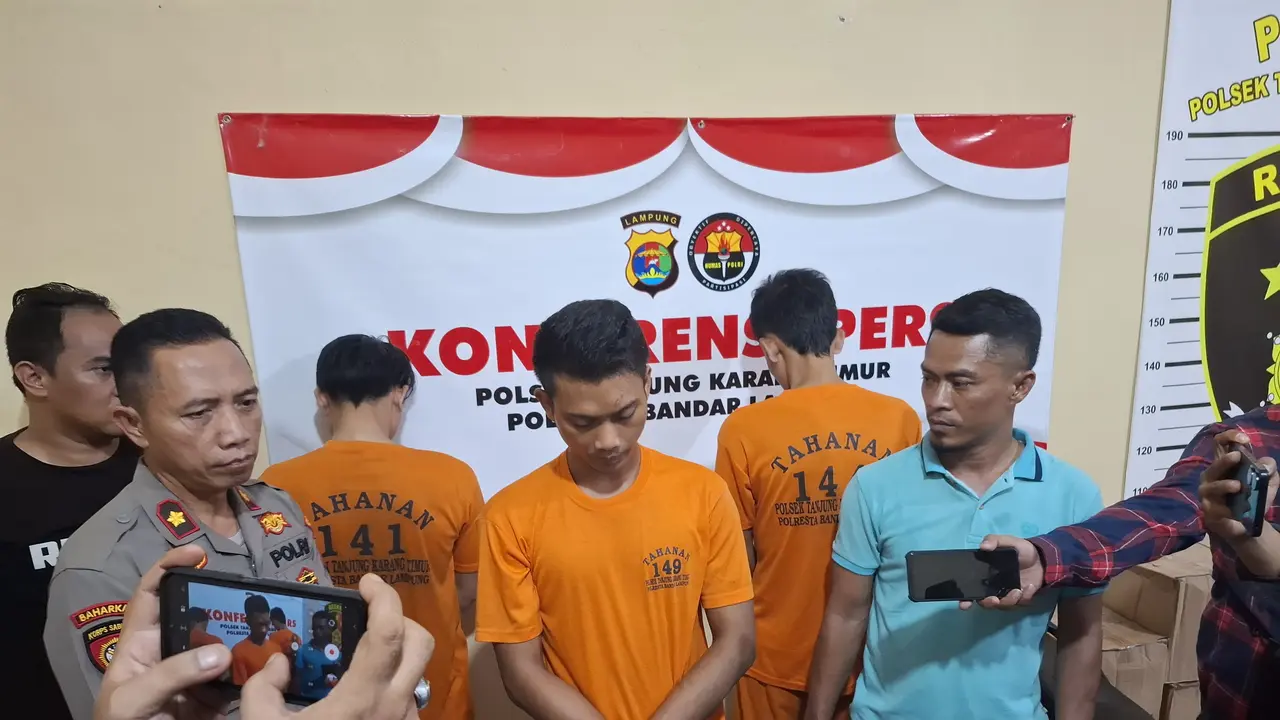 Tiga tersangka pencuri belasan botol minuman keras di wilayah Kedamaian, Bandar Lampung. Foto : (Liputan6.com/Ardi).