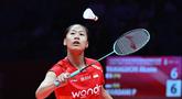 Tunggal putri Indonesia, Putri Kusuma Wardani saat bertanding melawan Akane Yamaguchi dari Jepang pada laga kedua fase grup BWF World Tour Finals 2025 di Hangzhou, Zhejiang, China, Kamis (18/12/2025). Tunggal putri Indonesia, Putri Kusuma Wardani harus mengakui keunggulan wakil Jepang, Akane Yamaguchi, pada laga kedua fase grup BWF World Tour Finals 2025. (Jade Gao/AFP)