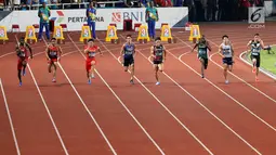 Sprinter Indonesia, Lalu Muhammad Zohri (kedua kiri) saat lari nomor 100 meter putra pada final atletik Asian Games 2018 di Stadion Utama GBK, Jakarta (26/8). Muhammad Zohri menempati urutan ketujuh di final. (Liputan6.com/Fery Pradolo)