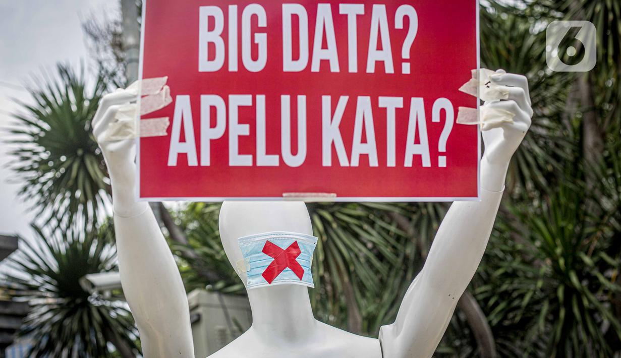 Sebuah manekin dan poster tuntutan saat dipajang di depan Polda Metro Jaya, Jakarta, Senin (21/3/2022). Aksi itu bentuk dukungan terhadap Haris Azhar dan Fatia Maulidiyanti saat menjalani pemeriksaan terkait kasus dugaan pencemaran nama baik Luhut Binsar Pandjaitan. (Liputan6.com/Faizal Fanani)