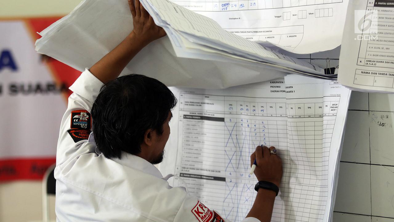 Intip Rekapitulasi Surat Suara di Kecamatan Menteng