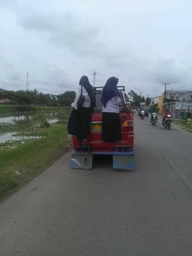 Aksi Nyeleneh Saat Berkendara Ini Cuman Ada di Indonesia