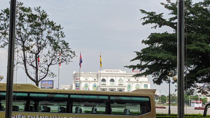 <p>Suasana di sekitar Hotel Muong Thanh Phu Tho, hotel berbintang empat alias mewah, tempat menginap Timnas Indonesia U-23 di SEA Games 2021 Vietnam. Ada Direktur Teknik PSSI, Indra Sjafri. (Bola.com/Muhammad Adiyaksa)</p>