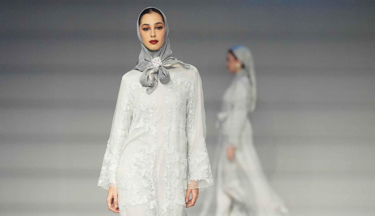 Selain peragaan busana, JMFW juga memperkenalkan keindahan wastra dan tren lokal Indonesia sebagai inspirasi global serta membuka peluang bagi desainer muda dan UMKM. Tampak dalam foto, model-model memamerkan karya desainer mode Indonesia Khanaan selama Jakarta Muslim Fashion Week, Kamis 6 November 2025. (AP Photo/Tatan Syuflana)
