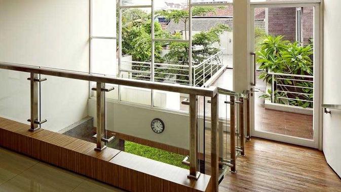 Balkon penghubung split level dengan jendela besar. (dok. Arsitag.com)
