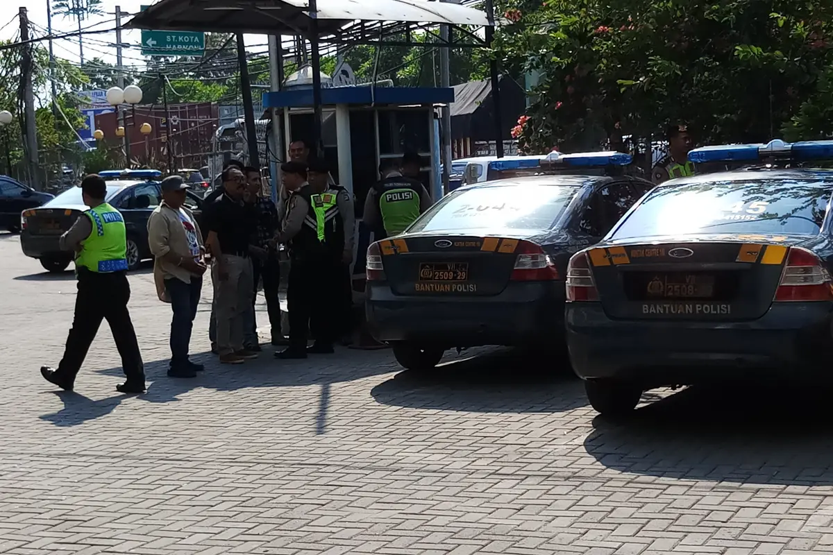 Penjagaan di pintu masuk Alexis