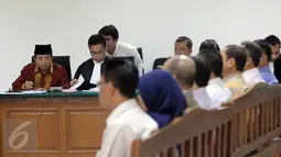 Mantan Sekjen ESDM Waryono Karno saat mendengarkan keterangan 9 orang saksi pada sidang lanjutan di Pengadilan Tipikor, Jakarta, Rabu (24/6/2015). Waryono diduga terlibat dalam kasus korupsi di lingkungan Kementrian ESDM. (Liputan6.com/Helmi Afandi) 