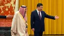 Presiden China Xi Jinping saat menyambut Raja Arab Saudi Salman bin Abdulaziz al-Saud di Beijing, China (16/3). (AP Photo / Ng Han Guan)