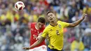 Gelandang Swiss, Steven Zuber, duel udara dengan bek Swedia, Mikael Lustig, pada babak 16 besar Piala Dunia di Stadion St Petersburg, St Petersburg, Selasa (3/7/2018). Swedia menang 1-0 atas Swiss. (AP/Efrem Lukatsky)