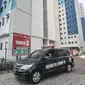 Kendaraan petugas melintas di depan tower 3 Rusun Nagrak Cilincing, Jakarta, Rabu (1/9/2021). Sebelumnya, Pemprov DKI Jakarta memfungsikan dua rusun teresebut sebagai tempat isolasi pasien Covid-19 akibat melonjaknya pasien di RSDC Wisma Atlet Kemayoran pada Juni lalu. (merdeka.com/Iqbal S. Nugroho)