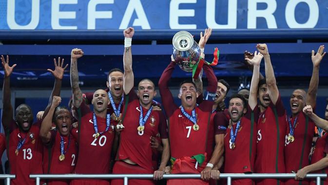 Cristiano Ronaldo bersama Timnas Portugal menjuarai Piala Eropa 2016 setelah mengalahkan Prancis, 1-0. (AFP)