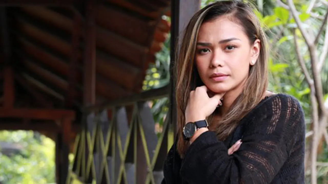 Asti tak suka terlalu sering pakai ponsel/copyright: KapanLagi.com