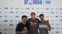 Mantan pemain Christ Gideon (tengah) bersama para pelatih dan guru yang ambil bagian pada Coaches Clinic dan Cluster Clinics Jr NBA Indonesia 2017 . (Liputan6.com/Thomas)