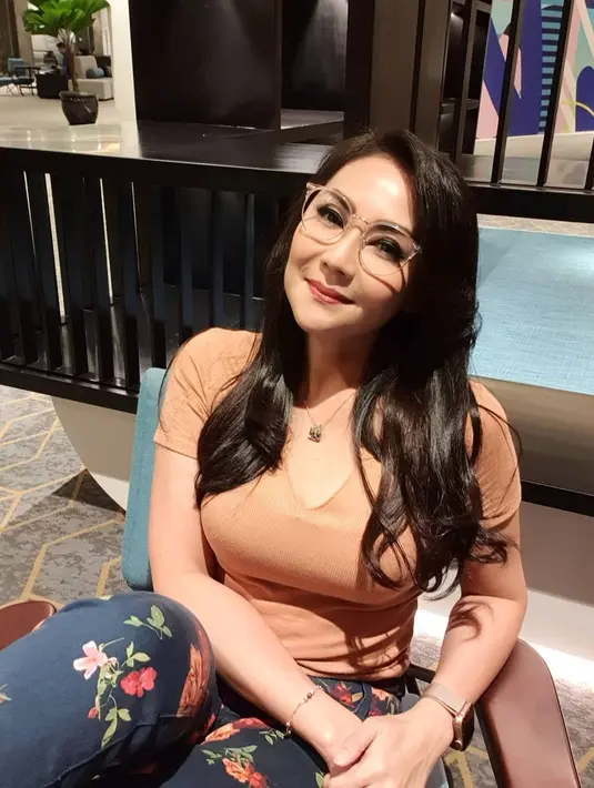 "Kebetulan mereka itu sekolahnya beda banget sama sekolah saya dulu ya. Sekolah saya dulu ya beda pelajarannya dengan saya. Jadi saya kalau suruh ngajarin ya nggak bisa saya, nyerah," tutup Tessa Kaunang. (Instagram/tessakaunang_tuiit)