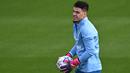 Kiper Manchester City, Ederson mengikuti sesi latihan timnya di Manchester City Training Ground, Manchester (18/9/2023) waktu setempat, jelang menghadapi Red Star Belgrade pada matchday pertama Grup G Liga Champions 2023/2024 di Etihad Stadium, Rabu (20/9/2023) dini hari WIB. (AFP/Paul Ellis)