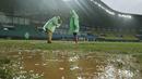 Petugas membuat lubang resapan untuk menguras air yang menggenangi lapangan di Stadion Patriot, Bekasi, Senin (13/11/2017). Drainase yang buruk menyebabkan lapangan terendam air. (Bola.com/M Iqbal Ichsan)