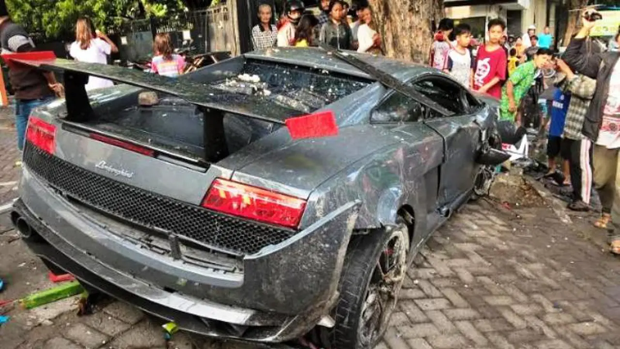Lamborghini Maut Maling Pecah Kaca Mobil jadi Lukisan Kontroversi