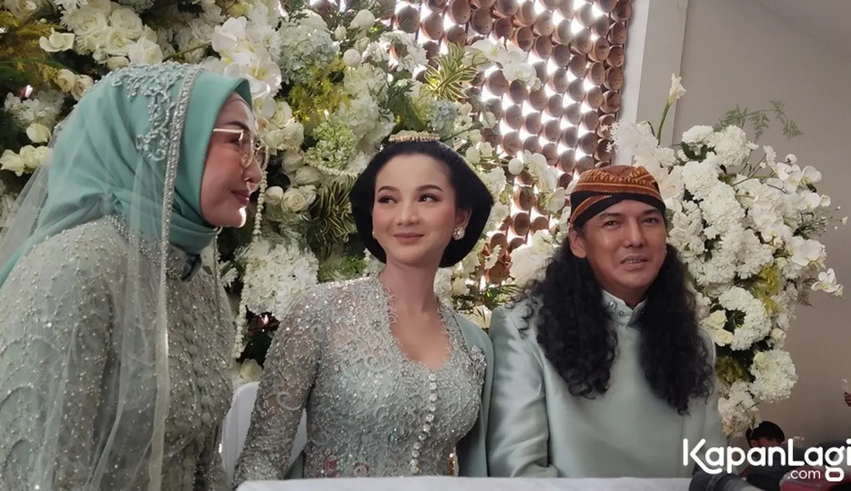 Masih bertema hijau sage, saat upacara siraman Glenca mengenakan kebaya brokat berpadu rok jarik batik coklat. [Dok/KapanLagi].