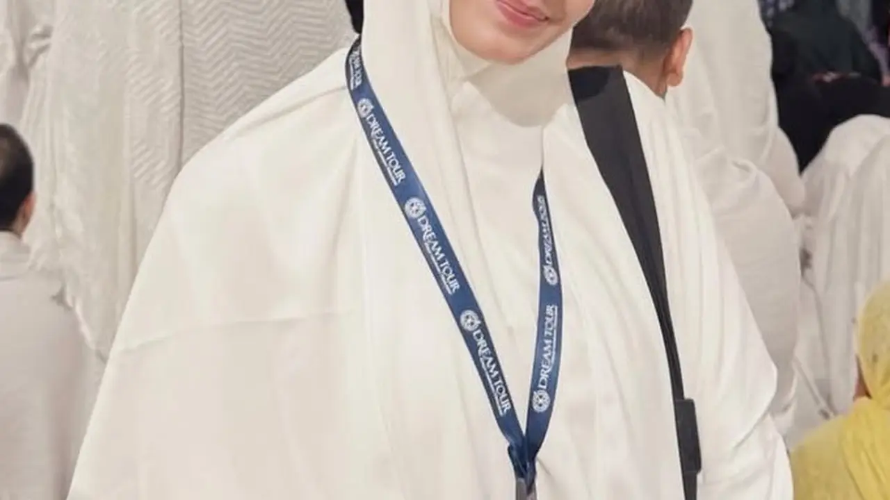 Tampilan Enzy Storia dan Celine Evangelista saat Umrah di bulan Ramadan
